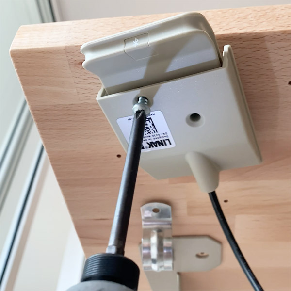 Smart standing desk height-adjustement switch